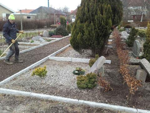Nye granitkantsen og nye hække på Christiansfelt Kirkegård