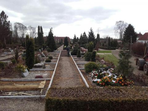Nye granitkantsen og nye hække på Christiansfelt Kirkegård
